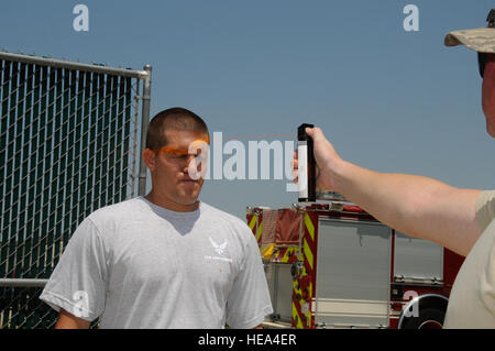 Flieger mit 188. Sicherheit Kräfte Geschwader beteiligte sich an Oleoresin Capsicum "Pfeffer" Sprühen training 4. August 2012. Mitglieder der SFS waren Pfeffer ins Gesicht gespritzt und dann musste einen Täter zu unterwerfen, darunter mit einem Schlagstock zwei Angreifer, zeichnen ihre Dienstwaffe und die Durchführung von St├ñrken Verfahren abzuwehren. Stockfoto