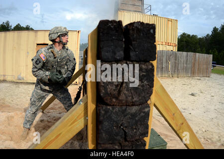 U.S. Army Spezialist Benjamin Lacrosse, demonstriert der 278. Military Police Company, Ga. Army National Guard, seine Fähigkeiten, eine Stadt in der Region 3 besten Krieger Wettbewerb im McCrady Training Center, Eastover, S.C., 29. April 2013 patrouillieren. Die 10 Staaten und Gebiete in Region 3 jeweils ein Soldat und ein Unteroffizier im Wettbewerb mit der viertägigen Veranstaltung, die ihre Soldatentum Fähigkeiten vom 29. April bis 2. Mai testen wird. Die ersten Platz Gewinner in den eingetragenen Soldaten Kategorien und NCO werden an die National Guard Bureau, nationaler Ebene Wettbewerb bestimmen voranbringen. Stockfoto