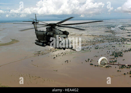 000320-F-5772H-008 ein MH - 53M Pave Low IV Hubschrauber nähert sich den Betankung Korb eine MC - 130P-Combat-Schatten für in Luftbetankung als die Flugzeuge fliegen über überflutet zentralen Mosambik am 20. März 2000, während Atlas Vorgangsantwort.  Vorgangsantwort Atlas ist der US-MilitaryÕs Beitrag zu den Entlastung Bemühungen nach sintflutartigen Regenfällen und Überschwemmungen im südlichen Mosambik und Südafrika. Der Pave Low Helikopter ist für den Betrieb von der 21. Special Operations Squadron eingesetzt und die Bekämpfung der Schatten aus der 67. Special Operations Squadron, beide RAF Mildenhall, E bereitgestellt wird Stockfoto