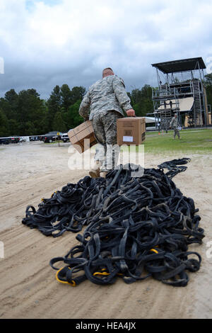 US Army Staff Sgt Scott Tinney, 202. Explosive Ordnance Disposal Team Georgien Army National Guard, zeigt seine Kraft und Ausdauer beim Sieg Turm und einen Fähigkeiten-Kompetenz-Kurs über Fort Jackson während der Region 3 besten Krieger Wettbewerb im McCrady Training Center, Eastover, S.C., 1. Mai 2013 abschließen. Jeder der 10 Staaten und Gebiete in Region 3 haben ein Soldat und ein Unteroffizier im Wettbewerb mit der viertägigen Veranstaltung, die ihre soldatische Fähigkeiten, 29. April bis 2. Mai testen wird. Die Gewinner der ersten Platz in den eingetragenen Soldaten Kategorien und NCO fährt Stockfoto