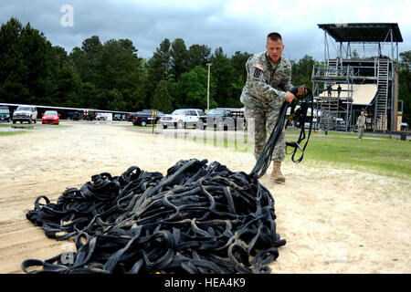 US Army Staff Sgt Scott Tinney, 202. Explosive Ordnance Disposal Team Georgien Army National Guard, zeigt seine Kraft und Ausdauer beim Sieg Turm und einen Fähigkeiten-Kompetenz-Kurs über Fort Jackson während der Region 3 besten Krieger Wettbewerb im McCrady Training Center, Eastover, S.C., 1. Mai 2013 abschließen. Jeder der 10 Staaten und Gebiete in Region 3 haben ein Soldat und ein Unteroffizier im Wettbewerb mit der viertägigen Veranstaltung, die ihre soldatische Fähigkeiten, 29. April bis 2. Mai testen wird. Die Gewinner der ersten Platz in den eingetragenen Soldaten Kategorien und NCO fährt Stockfoto