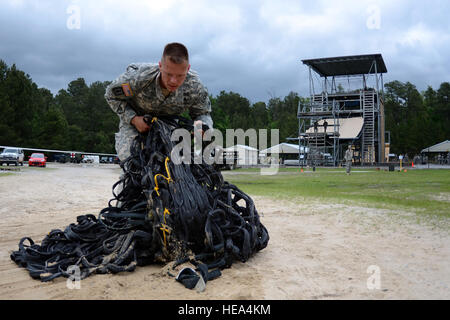 US Army Staff Sgt Scott Tinney, 202. Explosive Ordnance Disposal Team Georgien Army National Guard, zeigt seine Kraft und Ausdauer beim Sieg Turm und einen Fähigkeiten-Kompetenz-Kurs über Fort Jackson während der Region 3 besten Krieger Wettbewerb im McCrady Training Center, Eastover, S.C., 1. Mai 2013 abschließen. Jeder der 10 Staaten und Gebiete in Region 3 haben ein Soldat und ein Unteroffizier im Wettbewerb mit der viertägigen Veranstaltung, die ihre soldatische Fähigkeiten, 29. April bis 2. Mai testen wird. Die Gewinner der ersten Platz in den eingetragenen Soldaten Kategorien und NCO fährt Stockfoto