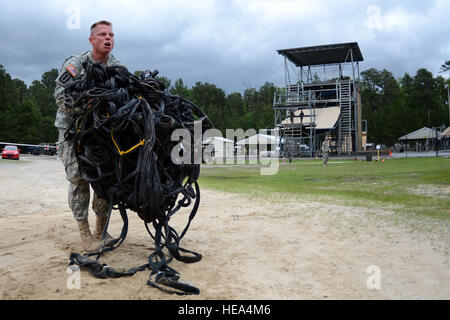 US Army Staff Sgt Scott Tinney, 202. Explosive Ordnance Disposal Team Georgien Army National Guard, zeigt seine Kraft und Ausdauer beim Sieg Turm und einen Fähigkeiten-Kompetenz-Kurs über Fort Jackson während der Region 3 besten Krieger Wettbewerb im McCrady Training Center, Eastover, S.C., 1. Mai 2013 abschließen. Jeder der 10 Staaten und Gebiete in Region 3 haben ein Soldat und ein Unteroffizier im Wettbewerb mit der viertägigen Veranstaltung, die ihre soldatische Fähigkeiten, 29. April bis 2. Mai testen wird. Die Gewinner der ersten Platz in den eingetragenen Soldaten Kategorien und NCO fährt Stockfoto