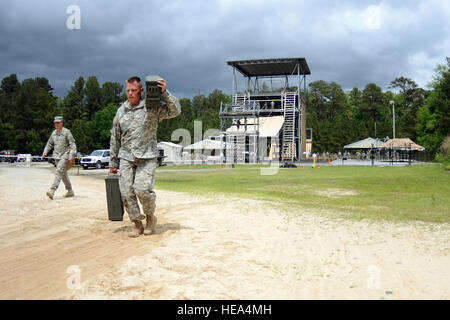 US Army Staff Sgt Scott Tinney, 202. Explosive Ordnance Disposal Team Georgien Army National Guard, zeigt seine Kraft und Ausdauer beim Sieg Turm und einen Fähigkeiten-Kompetenz-Kurs über Fort Jackson während der Region 3 besten Krieger Wettbewerb im McCrady Training Center, Eastover, S.C., 1. Mai 2013 abschließen. Jeder der 10 Staaten und Gebiete in Region 3 haben ein Soldat und ein Unteroffizier im Wettbewerb mit der viertägigen Veranstaltung, die ihre soldatische Fähigkeiten, 29. April bis 2. Mai testen wird. Die Gewinner der ersten Platz in den eingetragenen Soldaten Kategorien und NCO fährt Stockfoto