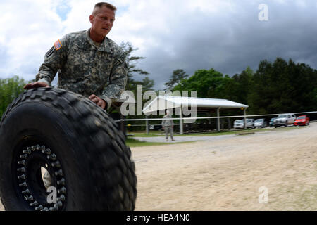 US Army Staff Sgt Scott Tinney, 202. Explosive Ordnance Disposal Team Georgien Army National Guard, zeigt seine Kraft und Ausdauer beim Sieg Turm und einen Fähigkeiten-Kompetenz-Kurs über Fort Jackson während der Region 3 besten Krieger Wettbewerb im McCrady Training Center, Eastover, S.C., 1. Mai 2013 abschließen. Jeder der 10 Staaten und Gebiete in Region 3 haben ein Soldat und ein Unteroffizier im Wettbewerb mit der viertägigen Veranstaltung, die ihre soldatische Fähigkeiten, 29. April bis 2. Mai testen wird. Die Gewinner der ersten Platz in den eingetragenen Soldaten Kategorien und NCO fährt Stockfoto