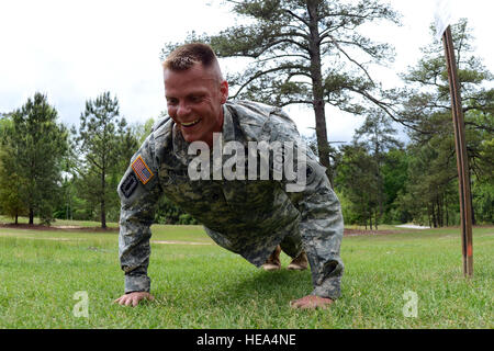 US Army Staff Sgt Scott Tinney, 202. Explosive Ordnance Disposal Team Georgien Army National Guard, zeigt seine Kraft und Ausdauer beim Sieg Turm und einen Fähigkeiten-Kompetenz-Kurs über Fort Jackson während der Region 3 besten Krieger Wettbewerb im McCrady Training Center, Eastover, S.C., 1. Mai 2013 abschließen.  Jeder der 10 Staaten und Gebiete in Region 3 haben ein Soldat und ein Unteroffizier im Wettbewerb in der viertägigen Veranstaltung, die ihre soldatische Fähigkeiten, 29. April bis 2. Mai testen wird. Die Gewinner der ersten Platz in den eingetragenen Soldaten Kategorien und NCO fährt Stockfoto