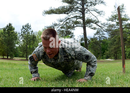 US Army Staff Sgt Scott Tinney, 202. Explosive Ordnance Disposal Team Georgien Army National Guard, zeigt seine Kraft und Ausdauer beim Sieg Turm und einen Fähigkeiten-Kompetenz-Kurs über Fort Jackson während der Region 3 besten Krieger Wettbewerb im McCrady Training Center, Eastover, S.C., 1. Mai 2013 abschließen.  Jeder der 10 Staaten und Gebiete in Region 3 haben ein Soldat und ein Unteroffizier im Wettbewerb in der viertägigen Veranstaltung, die ihre soldatische Fähigkeiten, 29. April bis 2. Mai testen wird. Die Gewinner der ersten Platz in den eingetragenen Soldaten Kategorien und NCO fährt Stockfoto