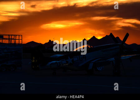 Ein p-51 Mustang sitzt auf der Flightline während eines Sonnenuntergangs nach dem ersten Tag des 2016 Heritage Flight Training und Zertifizierungskurs an Davis-Monthan Air Force Base, Arizona, 4. März 2016. Andere historische Flugzeuge, die an der diesjährigen HFTCC enthalten die p-40 Warhawk, die p-38 Lightning, die p-47 Thunderbolt und die f-86 Sabre.  Senior Airman Chris Drzazgowski Stockfoto