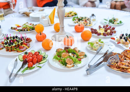 Catering Service Teller .appetizing Sandwiches auf Kunststoff-sticks rangeSandwiches Stockfoto