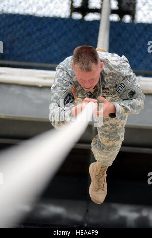 US Army Staff Sgt Scott Tinney, 202. Explosive Ordnance Disposal Team Georgien Army National Guard, zeigt seine Kraft und Ausdauer beim Sieg Turm und einen Fähigkeiten-Kompetenz-Kurs über Fort Jackson während der Region 3 besten Krieger Wettbewerb im McCrady Training Center, Eastover, S.C., 1. Mai 2013 abschließen. Jeder der 10 Staaten und Gebiete in Region 3 haben ein Soldat und ein Unteroffizier im Wettbewerb in der viertägigen Veranstaltung, die ihre soldatische Fähigkeiten, 29. April bis 2. Mai testen wird. Die Gewinner der ersten Platz in den eingetragenen Soldaten Kategorien und NCO fährt Stockfoto