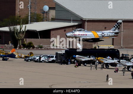 Eine f-86 Sabre führt einen High-Speed-Pass während der 2016 Heritage Flight Training und Zertifizierungskurs an Davis-Monthan Air Force Base, Arizona, 6. März 2016. Das erste Serienmodell der die f-86 im Jahr 1948 flog und unterstützt das Strategic Air Command von 1949 bis 1950.  Senior Airman Chris Drzazgowski Stockfoto