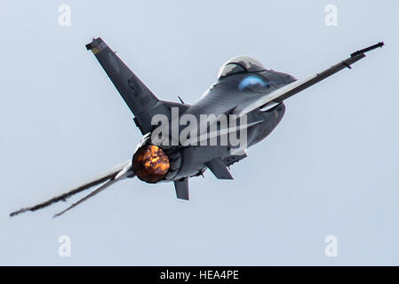 Eine F - 16D Fighting Falcon nutzt seine Nachbrenner während der 2016 Heritage Flight Training und Zertifizierungskurs an Davis-Monthan Air Force Base, Arizona, 6. März 2016. Es ist sehr wendig und hat sich bewährt bei Luft/Luft-Kampf und Luft-Boden-Angriff. Freuen Sie sich auf eine relativ kostengünstige, leistungsstarke Waffensystem für die Vereinigten Staaten und seine Verbündeten Nationen.  Senior Airman Chris Drzazgowski Stockfoto