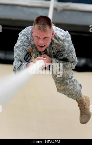 US Army Staff Sgt Scott Tinney, 202. Explosive Ordnance Disposal Team Georgien Army National Guard, zeigt seine Kraft und Ausdauer beim Sieg Turm und einen Fähigkeiten-Kompetenz-Kurs über Fort Jackson während der Region 3 besten Krieger Wettbewerb im McCrady Training Center, Eastover, S.C., 1. Mai 2013 abschließen. Jeder der 10 Staaten und Gebiete in Region 3 haben ein Soldat und ein Unteroffizier im Wettbewerb in der viertägigen Veranstaltung, die ihre soldatische Fähigkeiten, 29. April bis 2. Mai testen wird. Die Gewinner der ersten Platz in den eingetragenen Soldaten Kategorien und NCO fährt Stockfoto