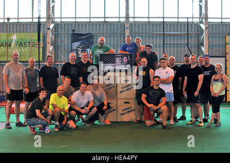 Mitglieder der CrossFit Molesworth posieren für ein Gruppenfoto nach dem Abschluss der Coe Hero Workout des Tages an RAF Molesworth, Vereinigtes Königreich, 14. August 2014. Die Coe Hero WOD fand, um US Armee Sgt. Keith Adam Coe, zu Ehren, die zugewiesen wurde, um das 1. Bataillon, 37. Feldartillerie-Regiment, 3rd Stryker Brigade Combat Team, 2. US-Infanteriedivision, Joint Base Lewis-McChord Washington, als er, 27. April 2010, in Khalis, Irak starb, Wunden erlitten von einem Sprengsatz mit dem Feind zwingt.  Staff Sgt Ashley Hawkins Stockfoto