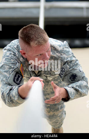 US Army Staff Sgt Scott Tinney, 202. Explosive Ordnance Disposal Team Georgien Army National Guard, zeigt seine Kraft und Ausdauer beim Sieg Turm und einen Fähigkeiten-Kompetenz-Kurs über Fort Jackson während der Region 3 besten Krieger Wettbewerb im McCrady Training Center, Eastover, S.C., 1. Mai 2013 abschließen. Jeder der 10 Staaten und Gebiete in Region 3 haben ein Soldat und ein Unteroffizier im Wettbewerb in der viertägigen Veranstaltung, die ihre soldatische Fähigkeiten, 29. April bis 2. Mai testen wird. Die Gewinner der ersten Platz in den eingetragenen Soldaten Kategorien und NCO fährt Stockfoto