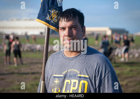 U.S. Navy Chief (select) Electronics Technician Nathan Hurst, assigned to the USS Hopper, participates in the Fisher House Hero and Remembrance Run, Walk or Roll event held at Ford Island to honor fallen service members Sept. 5, 2015, at Joint Base Pearl Harbor-Hickam, Hawaii. "Ich kam hier zu Ehren aller gefallenen Soldaten, Matrosen, Piloten und Marines," Hurst sagte. " Ein paar meiner Kumpels fiel auch, und ich wollte sie heute zu Ehren. Es ist ein sehr Berührendes Ereignis. Ich wünschte, ich hatte meine Kinder hier, wir hatten sie letztes Jahr und gab ihnen ein wenig von Geschichte und lassen Sie sie wissen, was Papa Stockfoto