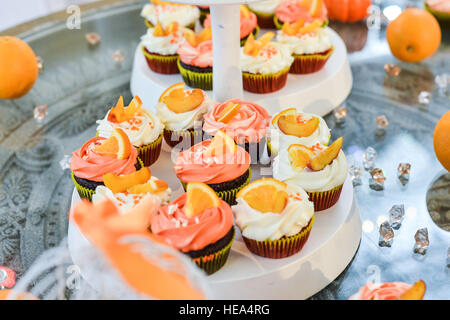 Catering Service Teller .appetizing Sandwiches auf Kunststoff-sticks rangeSandwiches Stockfoto