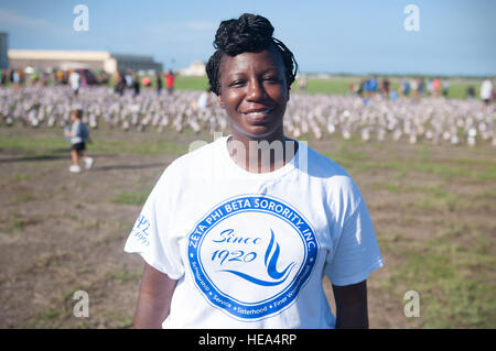 US Army Master Sgt. Celestine Jackson, Pacific Health Command Karriere Ratgeber, beteiligt sich an der Fisher House Held und Erinnerung zu laufen, zu Fuß oder Roll-Veranstaltung auf Ford Island, gefallenen Soldat innen 5. September 2015, bei gemeinsamen Basis Pearl Harbor-Hickam, Hawaii zu Ehren. "Mein erstes Jahr kommen hier, es war eine Gelegenheit für mich, eine Hommage an die Soldaten, die uns den Weg geebnet und wer bezahlt das ultimative Opfer" Jackson sagte. " Im ersten Jahr, wenn wir die Bilder auf den Stiefeln, setzten, über den 30. Boot, bekam ich ein persönlicher Freund Booten und es war einfach so überwältigend Stockfoto