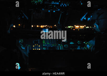 KULIS AIR NATIONAL GUARD BASE, Alaska - Piloten HH - 60G Pavehawk Lt. Col.  Rick Watson und Oberstleutnant William Sullivan vorbereiten für nächtliche Trainingsbetrieb vor dem Start 5 November. Die meisten Rettungsaktionen Training auftreten, während der Nachtstunden die Gardisten effizienter und erhöhen der Überlebensfähigkeit im Kampf helfen. Watson ist ein Evaluator-Pilot mit dem 210th Rescue Squadron und Sullivan ist der Häuptling der Standardisierung/Bewertung von Pacific Air Forces Headquarters, Hickam AFB, Hawaii. Senior Airman Cynthia Spalding) Stockfoto