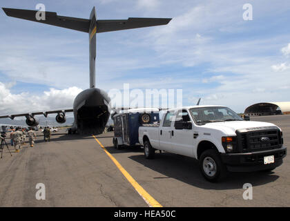 Sgt. 1. Klasse Richard Frost von der Hawaii-Nationalgarde chemische biologische radiologische nuklearen oder High Yield explosive verbessert Reaktion Kraft Paket, Vorbereitung auf die CERFP laden Anhänger einer c-17 Globemaster III, zur Unterstützung der humanitären Bemühungen, Amerikanisch-Samoa, am 30. September 2009, Hickam Air Force Base, Hawaii.  Das Gerät wurde zwei c-17, zusammen mit etwa 100 Soldaten, im Bemühen um Hilfe für den Inselstaat zu leisten, die von einem Erdbeben und einem Tsunami, Sept. 29 heimgesucht wurde verladen. Stockfoto