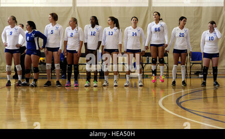 Die Air Force Frauen-Volleyball-Team baut auf die Menge an der 2013 Streitkräfte Volleyball Meisterschaft, Hill Air Force Base in Utah, 9. Mai 2013 eingeführt werden. Teams aus verschiedenen Niederlassungen des Militärs, der Luftwaffe, Marine, Marine und Armee aufzunehmen versammelt, um zu prahlen, als die Streitkräfte Volleyball Champions spielen.   Airman 1st Class Justyn M. Freeman Stockfoto