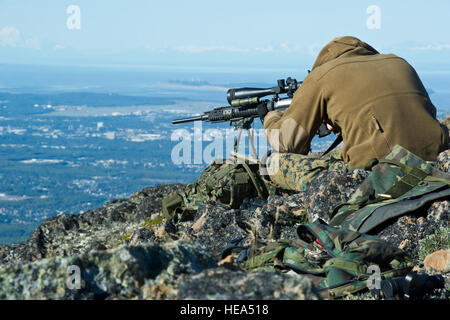 Anchorage Polizei-Abteilung spezielle Waffen und Taktiken (SWAT) Team Offiziere trainieren auf der High-Angle-Sniper-Range auf gemeinsamer Basis Elmendorf-Richardson, Dienstag, 28. August 2012.  Die Fachausbildung bereitet Offiziere für mehrere Szenarien, in denen Treffsicherheit und Aufklärung notwendig sein können.     Justin Connaher) Stockfoto