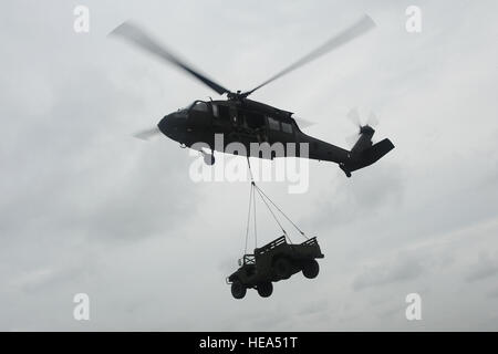 Ein Armee UH-60 Black Hawk Hubschrauber trägt einen Humvee während einer Trainingsmission auf der Scott Air Force Base, Ill., 6. September 2014. Die Ausbildung vertraut aktiven Dienst, Wache, Reserve und Zivilisten mit den Funktionen von der Black Hawk und die Art der Operationen, die es im Falle einer Naturkatastrophe führt.  Staff Sgt Clayton Lenhardt Stockfoto