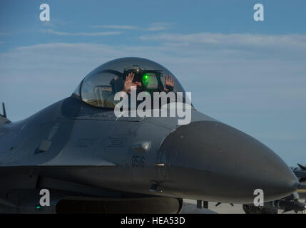 US Air Force Captain Brandon Juli, Pilot vom 510th Fighter Squadron, Aviano Air Base, Italien, legt die Hände auf im Cockpit anzeigt, die seine Hände nicht auf die Steuerelemente zwar Flieger eine Endkontrolle des Flugzeugs auf der Hill Air Force Base in Utah, 20. August 2014. Juli ist hier als Teil einer Waffe System Evaluation Program.  Airman 1st Class Joshua King) Stockfoto