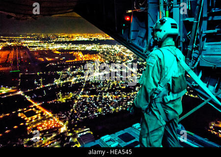 Staff Sgt Nickolas Alarcon, 36. Airlift Squadron Loadmaster beobachtet eine Drop-Zone aus dem hinteren Teil einer c-130 Hercules nach der Bereitstellung von einer leichten Nutzlast über Yokota Air Base, Japan, 21. Februar 2013. Die c-130-Besatzungen demonstrierte ihre Luftbrücke während einer Woche bereit.  Osakabe Yasuo) Stockfoto