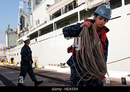 US Marine Seemann Rekrut violett Guerrero-Ponce, USS Port Royal Bootsmann Mate, hilft sicher ihrer Majestät Kanada versenden Protecteur, ein Royal Canadian Navy auxiliary Öl auffüllen Schiff, Hafen 6. März 2014, bei gemeinsamen Basis Pearl Harbor-Hickam, Hawaii erreicht. Die HMCS Protecteur Maschinenraum Feuer gefangen, gleichzeitiger Unterstützung der US-Marine-Übungen, am Meer. Die US Navy und die Royal Canadian Navy zusammengearbeitet, um Sicherheit und Erholung in Notfällen zu gewährleisten.  Staff Sergeant Christopher Hubenthal) Stockfoto