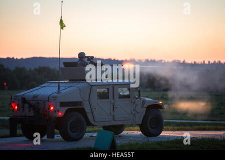 US-Armeesoldaten aus den 329th bekämpfen Sustainment Support Battalion führen eine Nacht Feuer Übung mit M2 Browning,.50 Kaliber Maschinengewehre montiert auf hohe Mobility Multipurpose Wheeled Fahrzeuge (HMMWV) während Krieger ausüben (WAREX) 03 / 16 / 86 am Fort McCoy, Wisconsin, USA, 13. Juli 2016. WAREX ist so konstruiert, Soldaten, die überall in den Vereinigten Staaten bereitstellen möchten.  John Russell SPC. Stockfoto