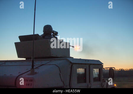 US-Armeesoldaten aus den 329th bekämpfen Sustainment Support Battalion führen eine Nacht Feuer Übung mit M2 Browning,.50 Kaliber Maschinengewehre montiert auf hohe Mobility Multipurpose Wheeled Fahrzeuge (HMMWV) während Krieger ausüben (WAREX) 03 / 16 / 86 am Fort McCoy, Wisconsin, USA, 13. Juli 2016. WAREX ist so konstruiert, Soldaten, die überall in den Vereinigten Staaten bereitstellen möchten.  John Russell SPC. Stockfoto