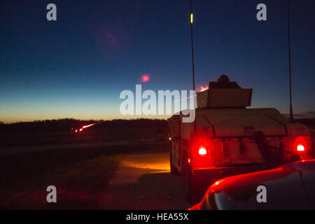 US-Armeesoldaten aus dem 306. Ingenieur-Unternehmen führen eine Nacht Feuer Übung mit M2 Browning,.50 Kaliber Maschinengewehre montiert auf hohe Mobility Multipurpose Wheeled Fahrzeuge (HMMWV) während Krieger ausüben (WAREX) 03 / 16 / 86 am Fort McCoy, Wisconsin, USA, 13. Juli 2016. WAREX ist so konstruiert, Soldaten, die überall in den Vereinigten Staaten bereitstellen möchten.  John Russell SPC. Stockfoto