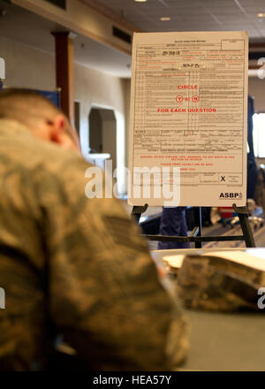 Staff Sgt Scott Carter, 49. Bauingenieur-Geschwader Feuerwehrmann, füllt einen Blut Spende Rekord während ein Armed Services Blood Program Blutspendeaktion in Holloman Air Force Base, N.M., 20 Februar. Holloman AFB gespendet 32 Einheiten des Blutes während der Fahrt. Eine Spende kann drei Leben retten.  Senior Airman Kasey schließen) Stockfoto