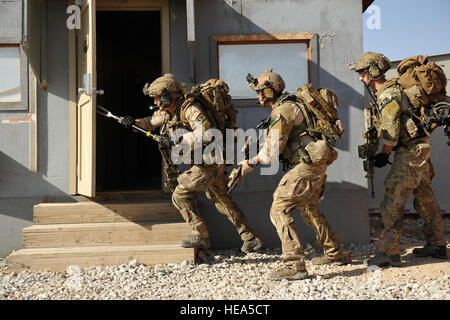 BAGRAM AIRFIELD, Afghanistan – US Air Force Senior Airman Joseph Brady (links), Staff Sgt Jason Lee (Mitte) und Senior Airman Thomas Schalin gegen eine Tür und bereiten sich auf ein Zimmer während einer Mission-Probe in einer überschüssigen Struktur hier 26. August 2014 zu Räumen. Die Veranstaltung ermöglichte Pararescuemen aus der 83. Expeditionary Rescue Squadron, deren Verletzung zu schärfen clearing, Patientenversorgung und Egress-Fähigkeiten. Luftwaffe Rettungskräfte führen Kampf-Suche und Rettung und Personal Recovery-Vorgänge. Brady und Trailblazers werden bereitgestellt von Davis-Monthan AFB, Arizona, und Lee ist ein Air Nationalgardisten deploye Stockfoto