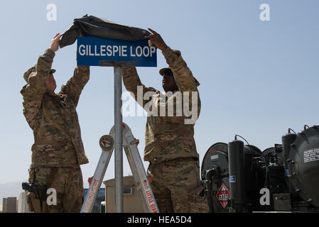 US Air Force Oberstleutnant Franklin Livingston, links, 455. Expeditionary Logistik Bereitschaft Staffelkapitän und Chief Master Sergeant Troy Ferguson, 455. ELRS Brennstoffe Manager, enthüllen die Gillespie Schleife Zeichen während der Master Sgt. Randy Gillespie Road Einweihungsfeier in Bagram Air Field, Afghanistan, 9. Juli 2015. Gillespie war ein Karriere-Brennstoffe-Spezialist gestorben 9. Juli 2007, von Wunden bei Handfeuerwaffen in der Nähe von Herat, Afghanistan aufrechterhalten.  Techn. Sgt Joseph Swafford Stockfoto