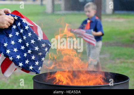 Bei einer Flaggenrücktrittszeremonie auf der Seymour Johnson Air Force Base, North Carolina, wurden Pfadfinder und 4th Fighter Wing zu Ehren von Wachleuten verbrennt, um Tradition und Militärgewohnheiten zu ehren. Stockfoto