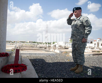 US Army Lieutenant Colonel James Toomey, US-Botschaft der Republik Dschibuti senior Verteidigung offizielle und Defense Attaché, salutiert nach dem Platzieren einer US-Flagge im Rahmen einer Zeremonie am Remembrance Day Sonntag, 13. November, bei dem Dschibuti neuen europäischen Friedhof. Während der Zeremonie geehrt Teilnehmer 13 Mann starb während des zweiten Weltkriegs mit Gesang, Gebete, Gedichte und Schrift, zwei Minuten der Stille sowie die Verlegung von Kränzen und eine US-Flagge. Stockfoto