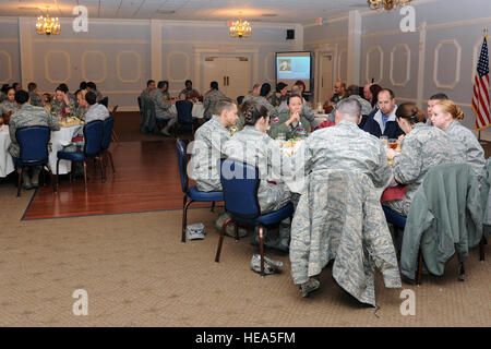 US Air Force Piloten, das 4. Kämpfer-Flügel Anteil Gespräch während einer Frauenausschuss Geschichte Luncheon im Adlerhorst Landung auf Seymour Johnson Air Force Base, North Carolina, 21. März 2013 zugewiesen. Die Zeremonie vorgestellten Oberst Leslie Claravall, 4. Medical Group Commander und Lieutenant Colonel Nicole Malachowski 333rd Fighter Squadron-Kommandant, als Gastredner zu reflektieren, den Beitrag von Frauen zur Nation. Flieger 1. Klasse John Nieves Camacho Stockfoto