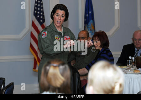 US Air Force Oberstleutnant Nicole Malachowski, 333rd Fighter Squadron Kommandant spricht während einer Frauenausschuss Geschichte Luncheon im Adlerhorst Landung auf Seymour Johnson Air Force Base, North Carolina, 21. März 2013. Malachowski sprach über ihren Aufstieg durch die Jagdflieger-Welt und die Barrieren, die sie als erste weibliche US-Air Force Thunderbirds Antenne Demonstration Teampilot überwand. Flieger 1. Klasse John Nieves Camacho Stockfoto