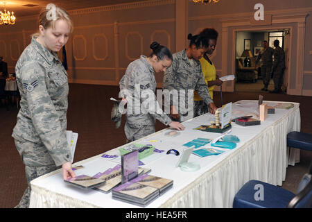 Luftwaffenflugzeuge des 4. Jagdflügels nehmen an einem Women's History Luncheon auf der Seymour Johnson Air Force Base teil, in dem sie die Leistungen und Beiträge der Frauen im Militärdienst würdigen. Stockfoto
