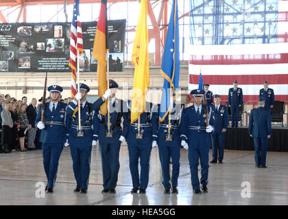 Die Ehrengarde post die Farben während der Befehl Change Zeremonie, Holloman Air Force Base, N.M. am 11. Januar 2008. Oberst Jeff Harrigian übernahm das Kommando für General David Goldfein. Airman 1st Class Rachel A. Kocin) Stockfoto