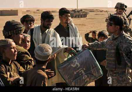 Ein US-Armee Dolmetscher vom 2. Bataillon, 1. Infanterieregiment ohnmächtig decken während einer humanitären Outreach in einem Kuchi-Camp in der Nähe von Hutal, Provinz Kandahar, Afghanistan, 5. Januar 2010. Die Kuchis sind historisch nomadischen Leute, die in ganz Afghanistan und Zentralasien zu migrieren.  Staff Sgt. Dayton Mitchell) Stockfoto