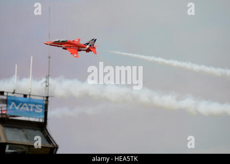 Mitglied der Royal Air Force Red Arrows Aerobatic Team feiert ihr 50-jähriges Jubiläum und Durchführung während der 2014 Royal International Air Tattoo an RAF Fairford, 11. Juli 2014. Das Team hat in den letzten 50 Jahren mehr als 4.500 zeigt in 55 verschiedenen Ländern durchgeführt. Die weltweit größte militärische Airshow an RAF Fairford statt wurde das Haus für RIAT seit fast 30 Jahren Flugzeuge aus der ganzen Welt zu präsentieren. Stockfoto