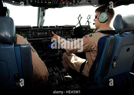 C-17 Globemaster III pilot Captain Ryan Theiss bereitet auf der Chaklala Air Base während zu landen, um Hilfsgüter an die Flüchtlinge in Pakistan, Mai 20 zu liefern.  Das Flugzeug geliefert 120.000 abgepackten Halal Mahlzeiten und Zelte für den Einsatz von Binnenvertriebenen erstellt durch den Kampf gegen die radikalen islamischen Aufständischen in der nordwestlichen Region des Landes.  Die Lieferungen waren die ersten $ 10 Millionen in Hilfe durch das US Department of Defense, neben einem Engagement von mehr als $ 100 Millionen an Hilfe durch die US-Regierung zur Verfügung gestellt werden soll. Stockfoto