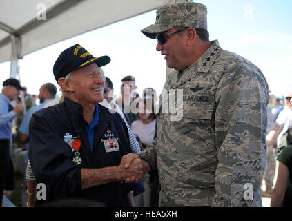 US Air Force General Philip M. Breedlove, Commander, US European Command und NATO Supreme Allied Commander Europe, besucht mit Veteranen des zweiten Weltkriegs in einem Fallschirmjäger-Tropfen am Iron Mike Denkmal hier, 8. Juni 2014. Mehr als 600 USA, Deutsch, Niederländisch und Französisch Soldat innen sprang um der Fallschirmjäger zu Ehren, die in der Normandie am d-Day gesprungen. Die Veranstaltung war eine von mehreren Gedenken an den 70. Jahrestag des d-Day Operationen durch die Alliierten während des zweiten Weltkriegs 5. und 6. Juni 1944. Mehr als 650 US-Militärangehörige sind Truppen aus verschiedenen NATO-Staaten zur Teilnahme an Ceremonie beigetreten. Stockfoto