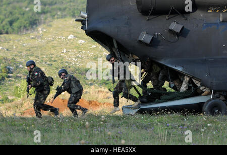 Spezielle Operationen Soldaten aus Ungarn fahren von einen US Army MH-47 Chinook Hubschrauber, zugeordnet dem 160th Special Operations Aviation Regiment, in Kovachevo, Kroatien schnell Seil einlegen/Extraktion System Training als Teil der Jackal Stone 2009 Übung in Kroatien statt. Die internationale Sondereinsätze Übung, gemeinsam organisiert von der Special Operations Bataillon des Generalstabs der kroatischen Streitkräfte und US Special Operations Befehl Europe, wird zur Verbesserung der Fähigkeiten und Interoperabilität von Soldaten Particiapting durchgeführt. Stockfoto