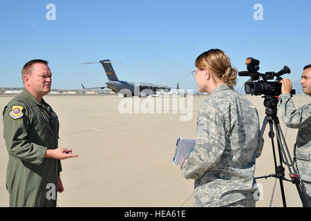 US Air Force Colonel Bo Mahaney, 452nd Air Mobility Wing Commander ist im Interview mit Oberstleutnant Beth Horine, 4. bekämpfen Kamera Staffelkapitän auf der Flightline am März Air Reserve Base, Kalifornien, 4. November 2012. Die Abteilung der Verteidigung weiterhin fließen Kräfte, Fähigkeiten und logistische Versorgung nach New York / New Jersey Region zur Unterstützung der Federal Emergency Management Agency Reaktion auf Hurrikan Sandy.  Techn. Sgt. Francisco V. Govea II Stockfoto