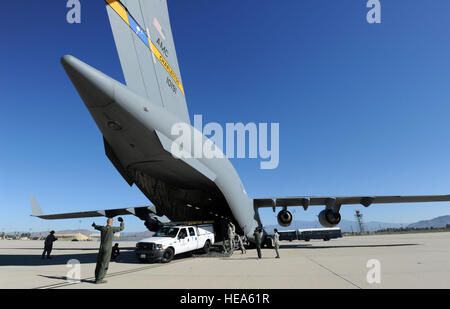 Los Angeles-Wasser und Strom Fahrzeug verladen c-17 Globemaster III vom 15. Airlift Squadron gemeinsame Basis Charleston 4. November 2012. Das Department of Defense Kräfte, Fähigkeiten und logistische Versorgung in der Region New York/New Jersey zur Unterstützung der Federal Emergency Management Agency Reaktion auf Hurrikan Sandy von März fließt weiterhin Air Reserve Base, Kalifornien. Stockfoto