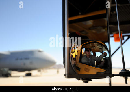 Ray Lopez, ein Baumpfleger Assistent arbeitet für Los Angeles Stadtwasser und Strom, bereitet sich auf seine Nutzfahrzeug auf einem c-5 Galaxy Flugzeuge im März laden Air Reserve Base, Kalifornien, 4. November 2012. Das Department of Defense wird nach Kräften, Fähigkeiten und logistische Versorgung der Großraum New York/New Jersey zur Unterstützung der Federal Emergency Management Agency Reaktion auf Hurrikan Sandy fortgesetzt.  Staff Sgt Heather Cozad Stockfoto